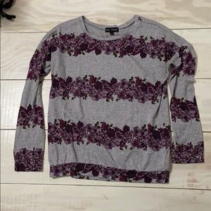 💜Beautiful grey shirt with purple flower design💜
